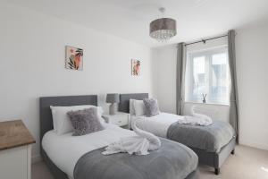 Comfortable 2-Bed Home with Parking & Fast Wi-Fi!