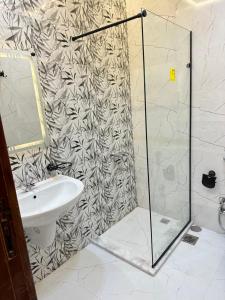 فيلا7غرف اول صف على البحر بحمام السباحة مارينا 5 الساحل الشمالي العلمين