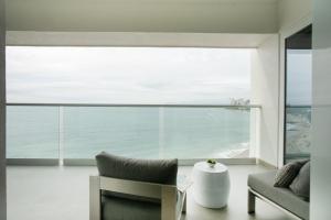 Luxurious Big Beachfront Condo Harbor 801 TN