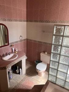 habitación a 2 cuadras de la Normal del Estado y 8 de ITESM