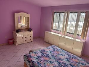 habitación a 2 cuadras de la Normal del Estado y 8 de ITESM