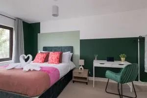 Spacious 5BR House Contractors Parking - Loughton