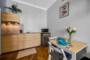 Downtown Studio - Top Location, Metro&Trams Nearby - by Rentujemy