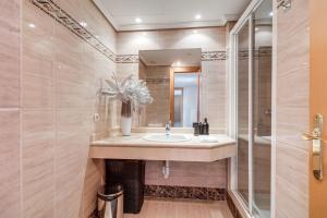 Ultimate Rentals - 2BR Apt 5 min Van Het Strand - Selwo Hills 2