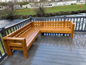 Stunning 3 Bed Riverside Cabin in Snowdonia