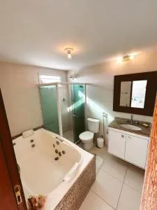 Cobertura com Banheira e Cama King - Škorak