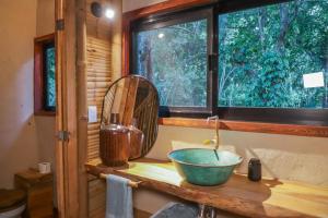 Caravana junto al río en la huasteca potosina