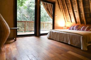 Caravana junto al río en la huasteca potosina