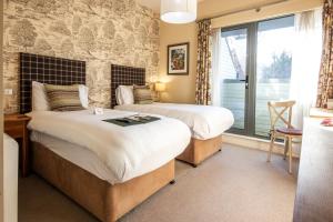 Superior Twin Room room in White Hart Wroughton