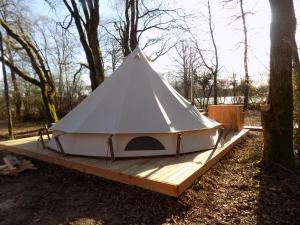 Tente luxe avec jacuzzi vue lac 3