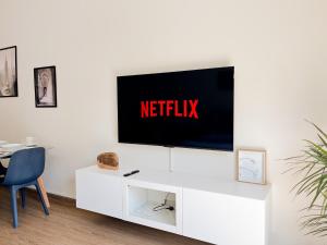 Modern Renovated Studio Building 197 - 5 Min Walking from Metro and Pavilions