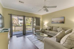 Hilton Head Island Condo with Deck Less Than 1 Mi to Beaches