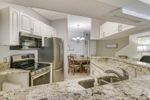 Hilton Head Island Condo with Deck Less Than 1 Mi to Beaches