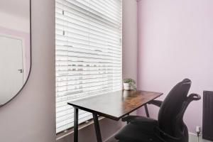 Family Home Sefton Park Desks Parking