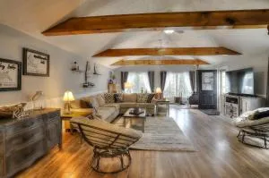 Beautiful Spacious & Well-Stocked Downtown Home - Rangeley