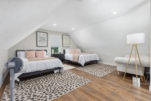 Cozy 2BR Retreat in Crosby with Fenced Yard & BBQ