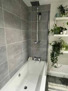 Rare Parking! 1Min to Cafes & Dining & Sefton Park