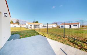 Maisons de vacances Lovely Home In Les Magnils-Reigniers : photos des chambres