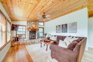 Strawberry Hideaway in the Pines with Hot Tub!