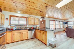 Strawberry Hideaway in the Pines with Hot Tub!