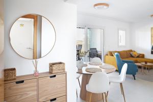 Stunning deluxe apartment, 2 bathrooms, golf and lake views