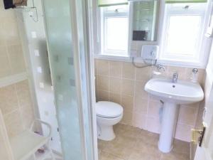 Lovely Chalet 1, SeaDell Park, on Beach road