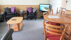 Lovely Chalet 1, SeaDell Park, on Beach road