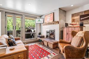 Perfect Location Between Vail, Loinshead