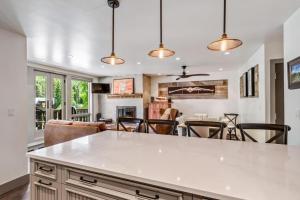 Perfect Location Between Vail, Loinshead