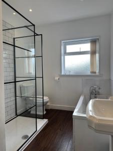 Spacious Victorian Birkdale Apartment with Garden