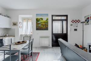 LA CASETTA NELLA MACCHIA di BENEDETTA