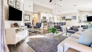 Family Home w Private Pool Pet Friendly, Minutes to Disney