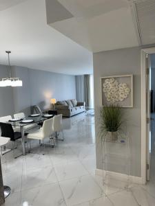 Trendy 1BD Condo 4 Mins to Beach