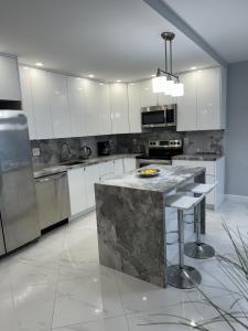 Trendy 1BD Condo 4 Mins to Beach