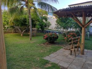 Casa Piatã com piscinas em condomínio grande