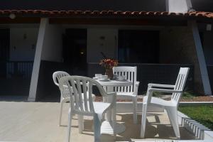 Casa Piatã com piscinas em condomínio grande