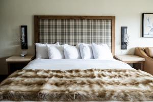King Room with No View - Ground Floor room in The Estes Park Resort
