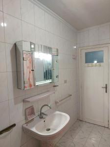 Cosy Large Apt near the airport