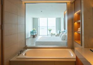 À La Carte Ha Long sea view high floor