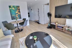 Appartements Appartement Moderne et Cosy avec Balcon - Parking Gratuit - Netflix : Appartement 1 Chambre