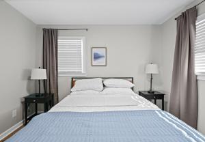 Sleek 3 BR home with self check in Private!