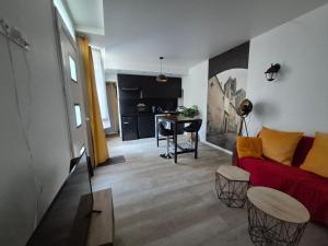 Les Volets Bleus - Deux appartements et un studio, Jardin : photos des chambres