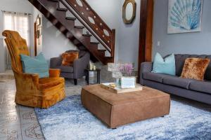 Rusty Blue Belize 2 Bedroom sleeps 8, Hammocks, Gated WiFi & Hot Water