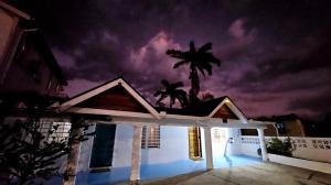 Rusty Blue Belize 2 Bedroom sleeps 8, Hammocks, Gated WiFi & Hot Water