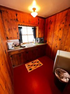 Room 8 - Downtown Joshua Tree Motel - Pet Friendly - Walk to Shops & Visitor Center, Minutes to Park Entrance