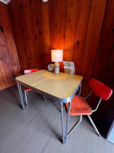 Room 8 - Downtown Joshua Tree Motel - Pet Friendly - Walk to Shops & Visitor Center, Minutes to Park Entrance