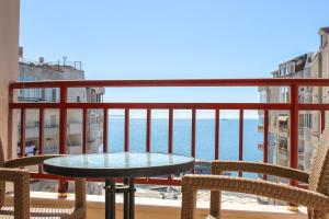 Scandi Charm two-bedroom apartment with front sea view