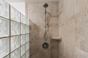 Nani Kai Hale 403- Top floor 1 bedroom with AC & partial ocean view