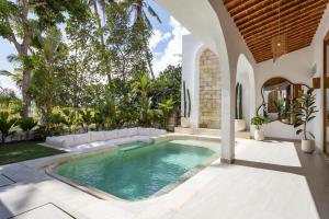 Luxurious 2BR Pool Villa, Scenic Rice Field Views - Lumora Villa Seseh