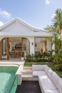 Luxurious 2BR Pool Villa, Scenic Rice Field Views - Lumora Villa Seseh